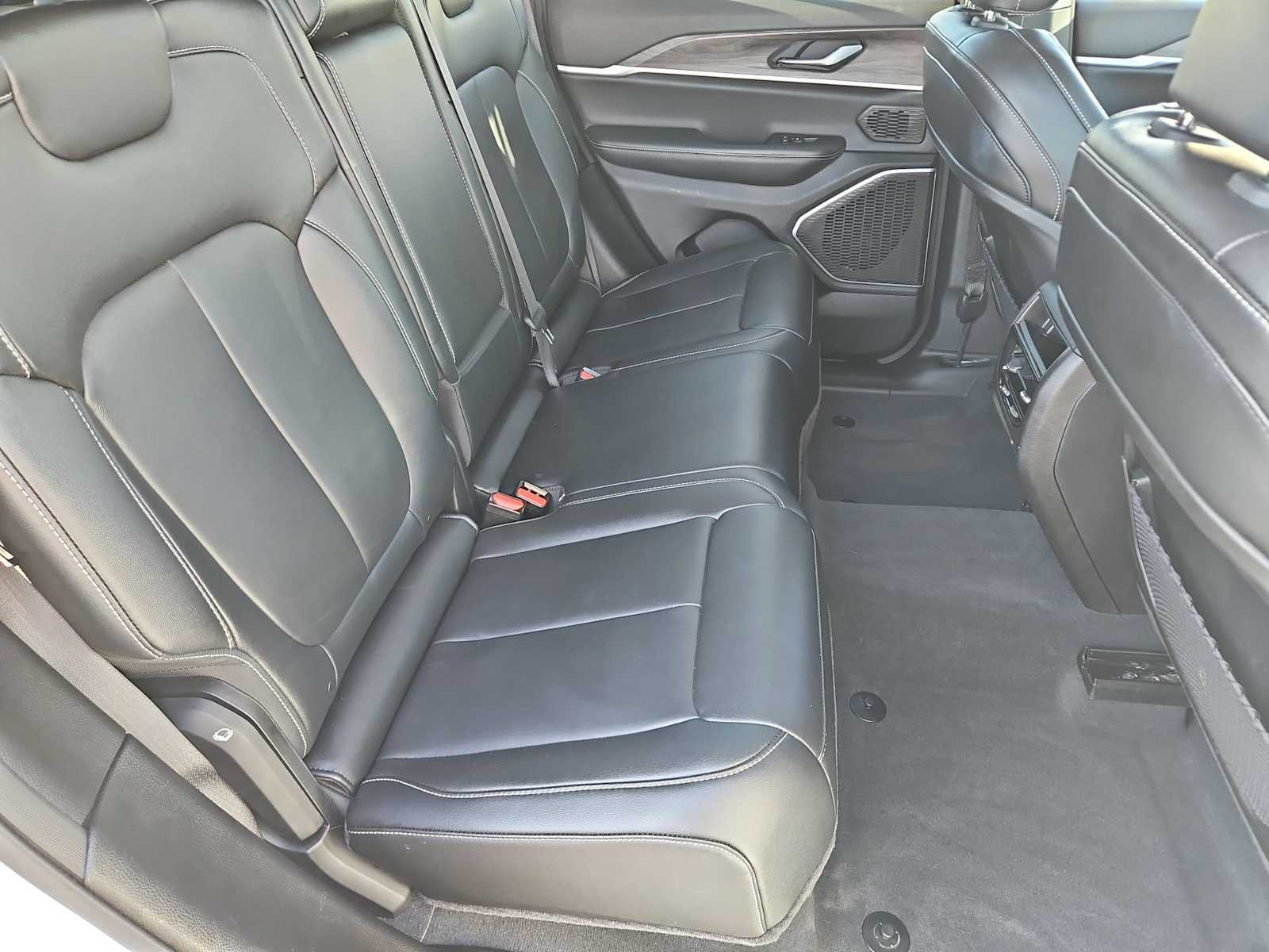 Thumbnail: 2022 Jeep Grand Cherokee - 22