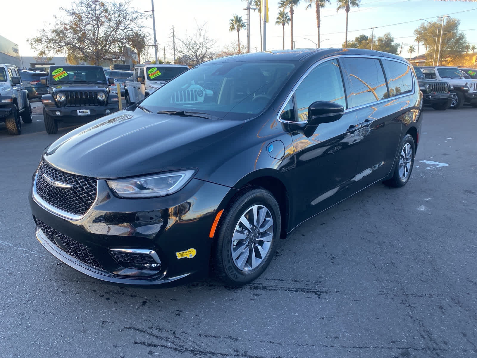 2022 Chrysler Pacifica Hybrid Touring L's photo