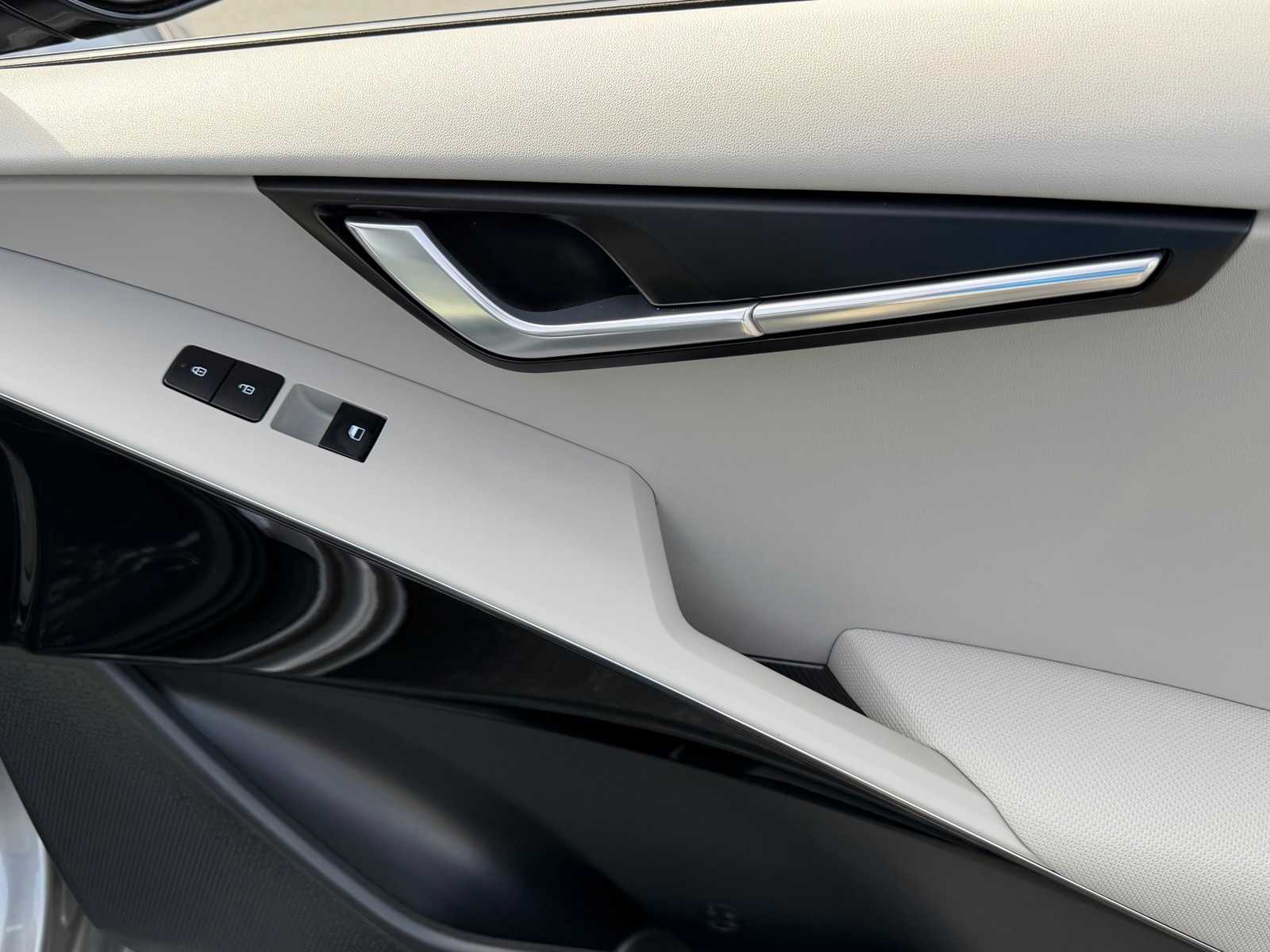 Thumbnail: 2023 Kia Niro - 28
