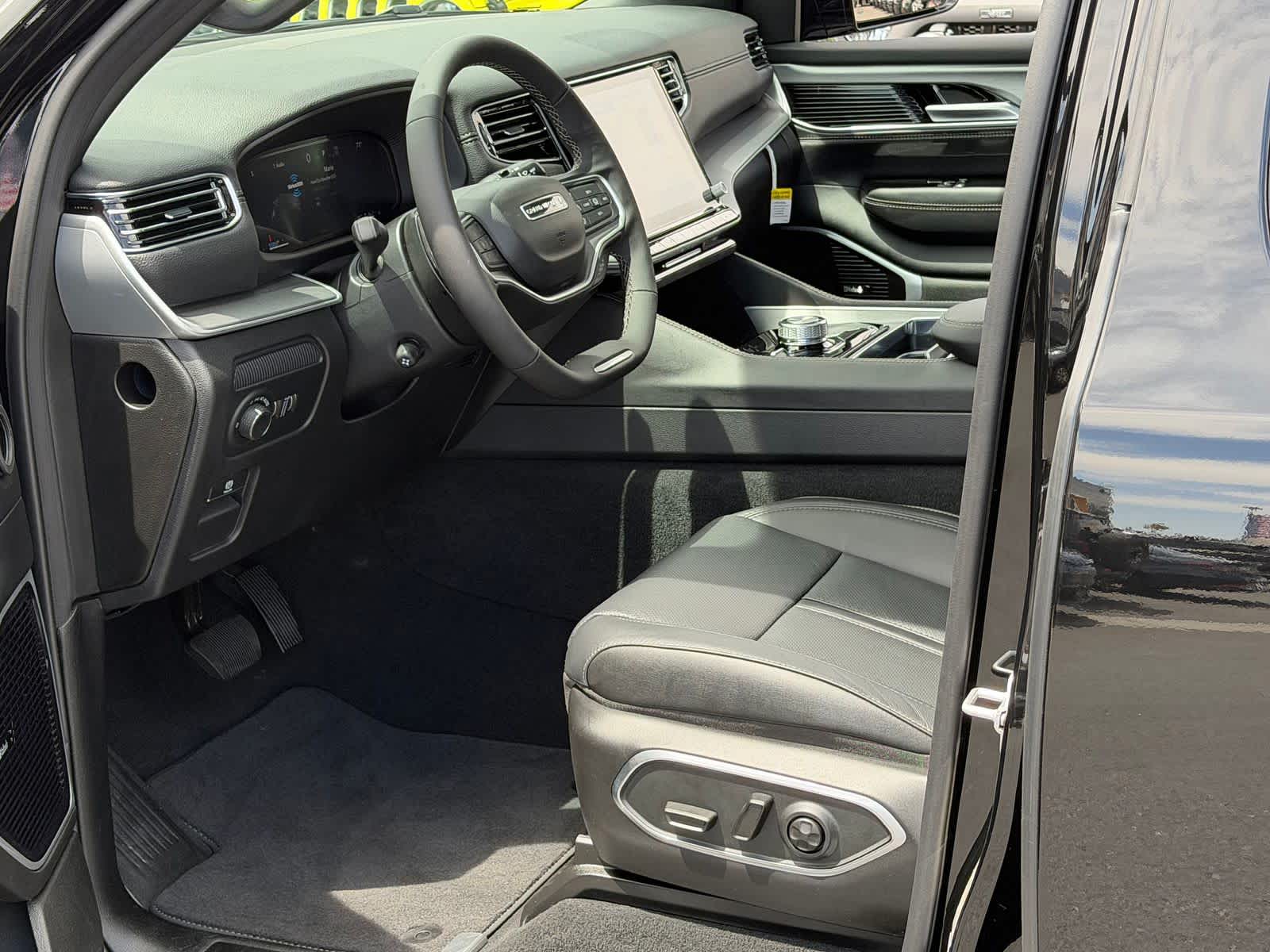 Thumbnail: 2026 Jeep Grand Wagoneer - 9
