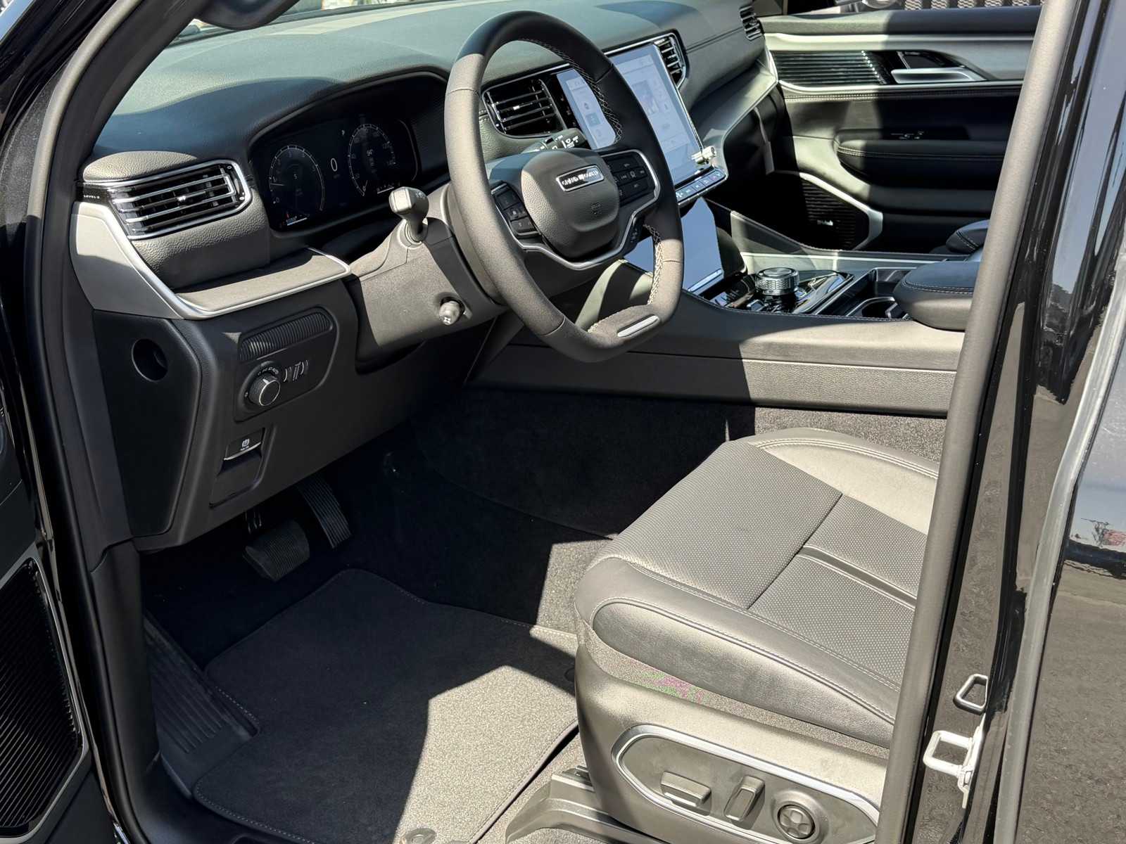 Thumbnail: 2026 Jeep Grand Wagoneer - 10