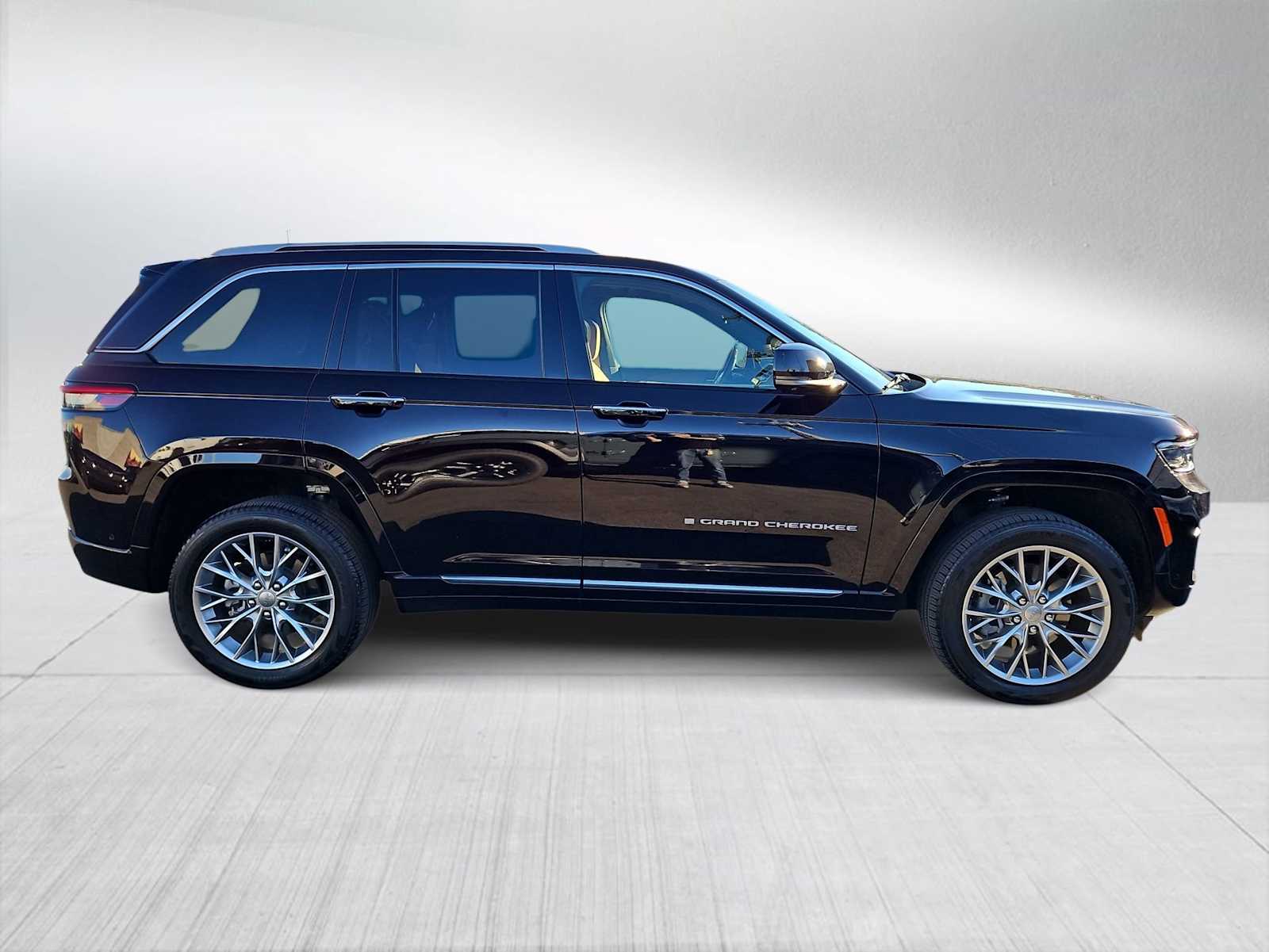 Thumbnail: 2022 Jeep Grand Cherokee - 9