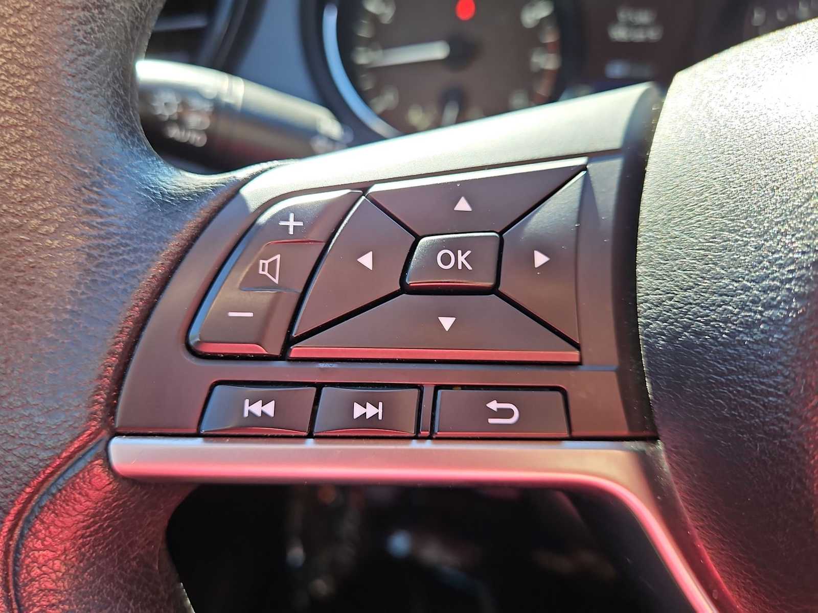 Thumbnail: 2021 Nissan Rogue Sport - 21
