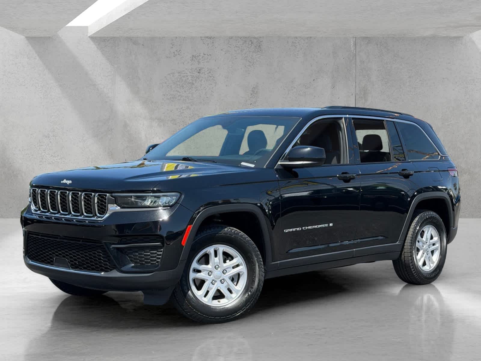 2024 Jeep Grand Cherokee Laredo 4x4's photo