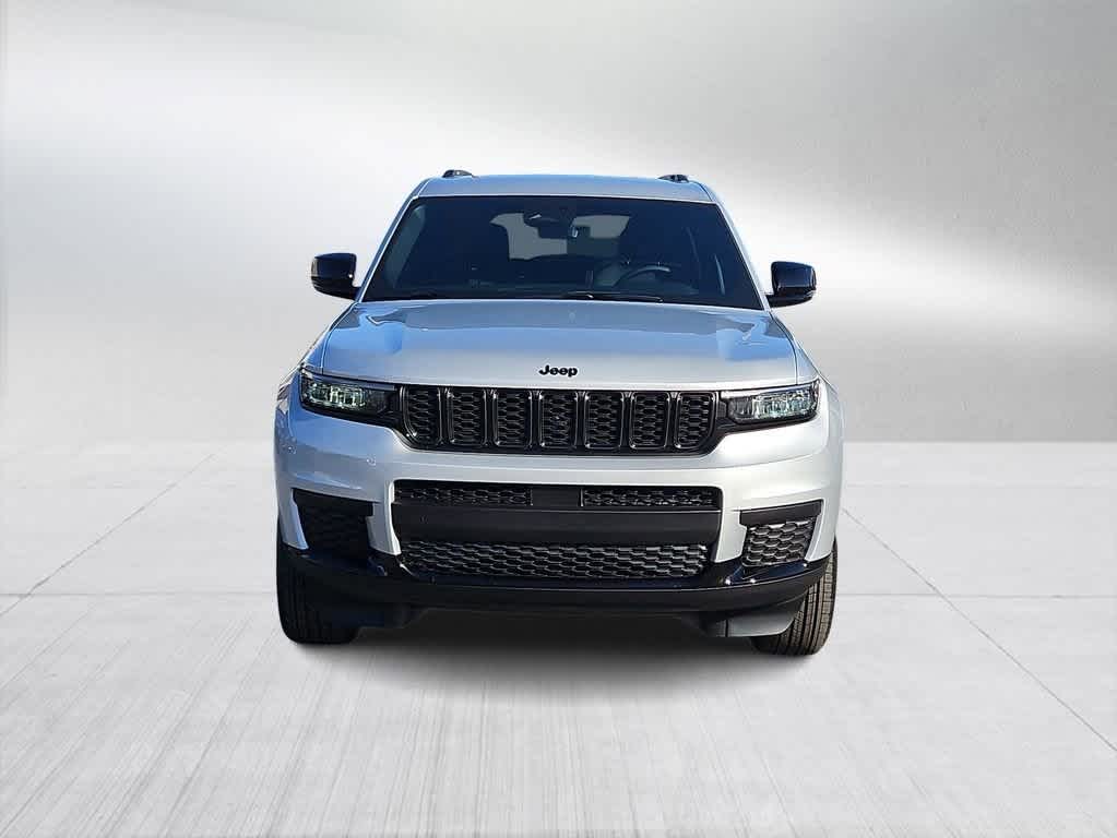 2025 Jeep Grand Cherokee Altitude photo 3