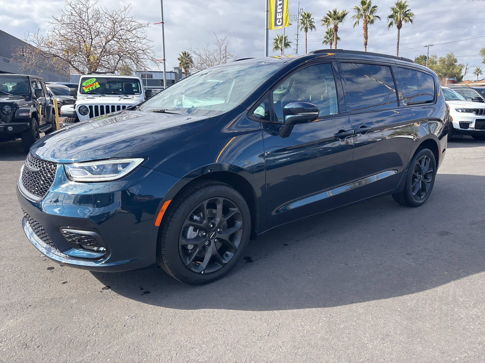 2022 Chrysler Pacifica Limited's photo