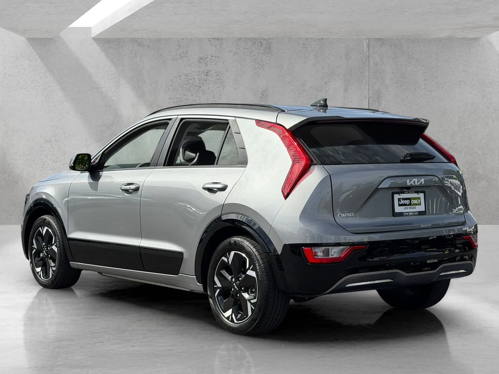 Thumbnail: 2023 Kia Niro - 3