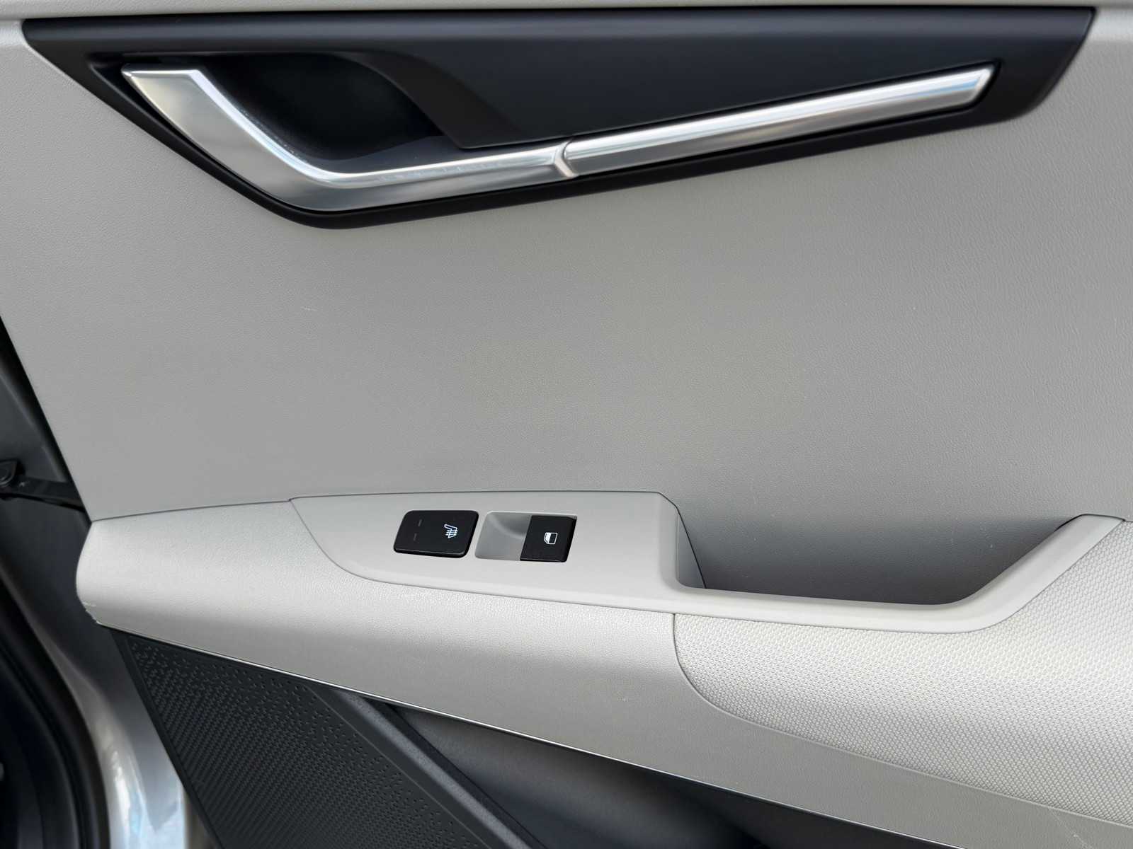 Thumbnail: 2023 Kia Niro - 25