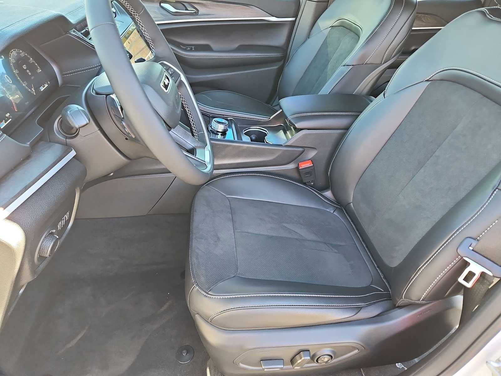 Thumbnail: 2026 Jeep Grand Cherokee - 16