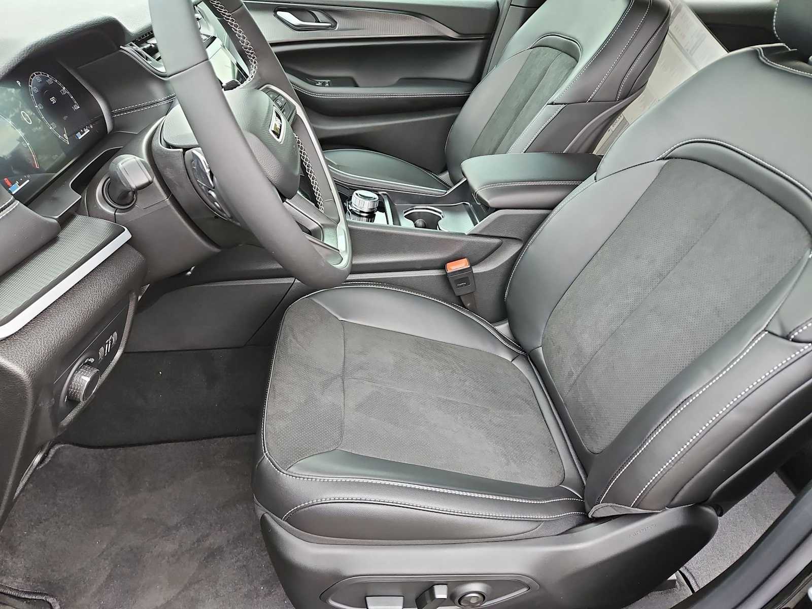 Thumbnail: 2025 Jeep Grand Cherokee L - 16