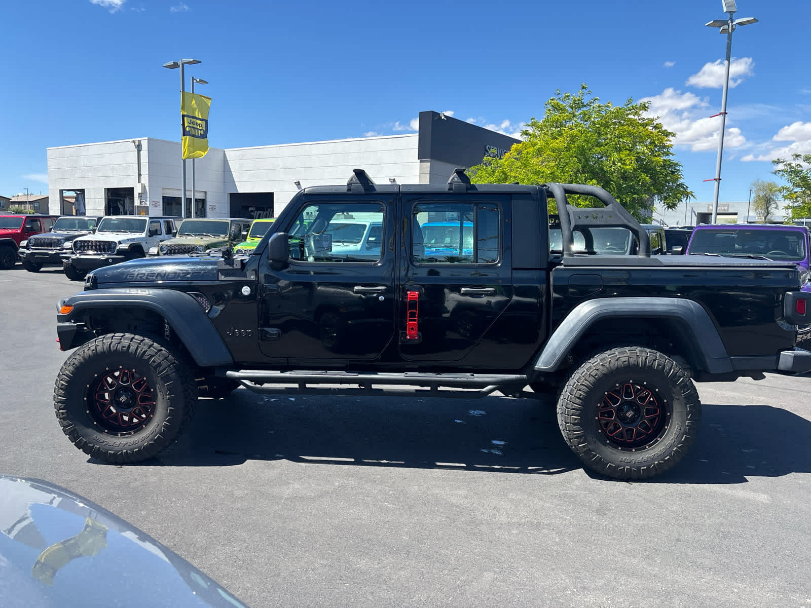 Thumbnail: 2021 Jeep Gladiator - 16