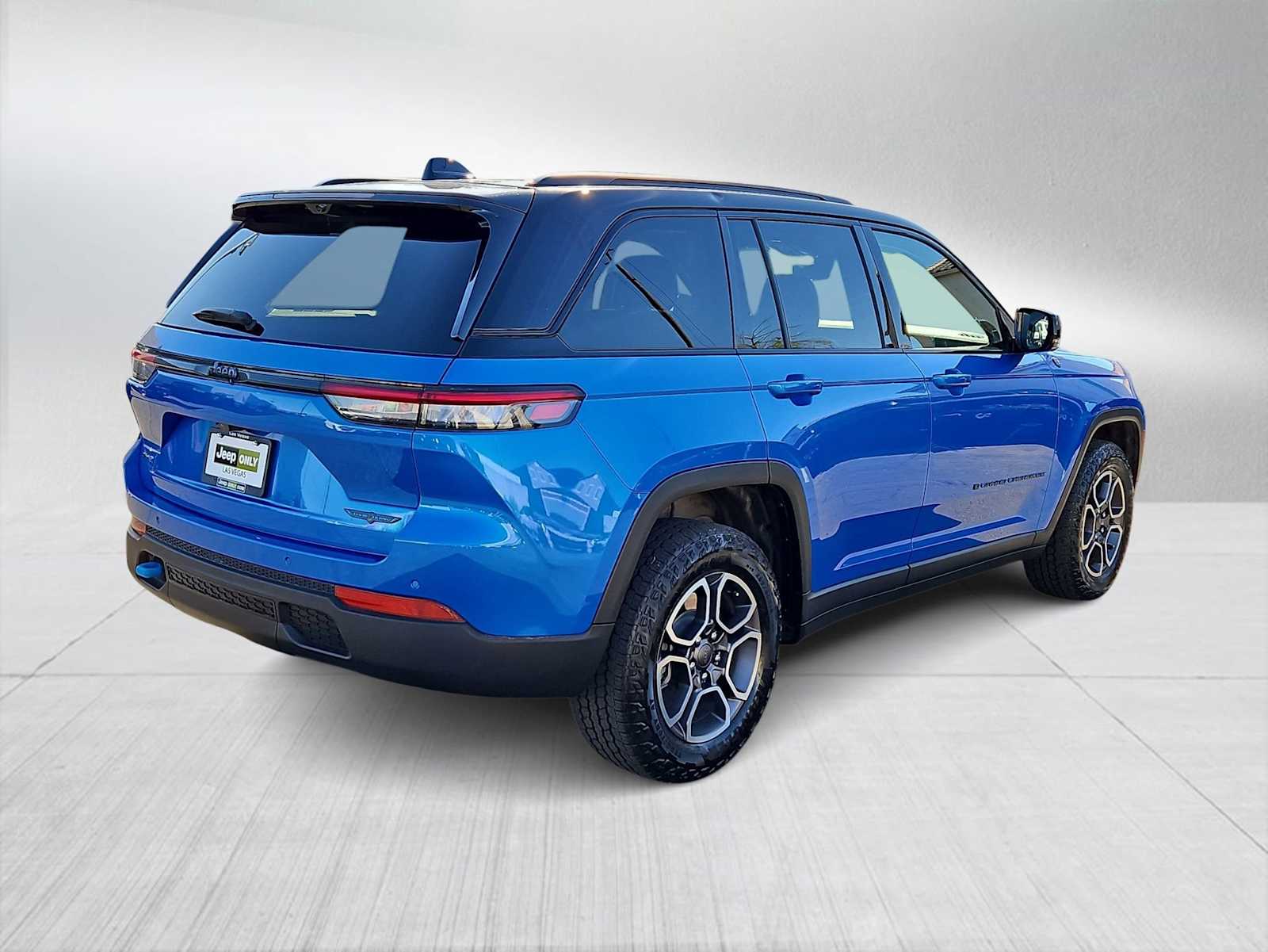 Thumbnail: 2022 Jeep Grand Cherokee - 8