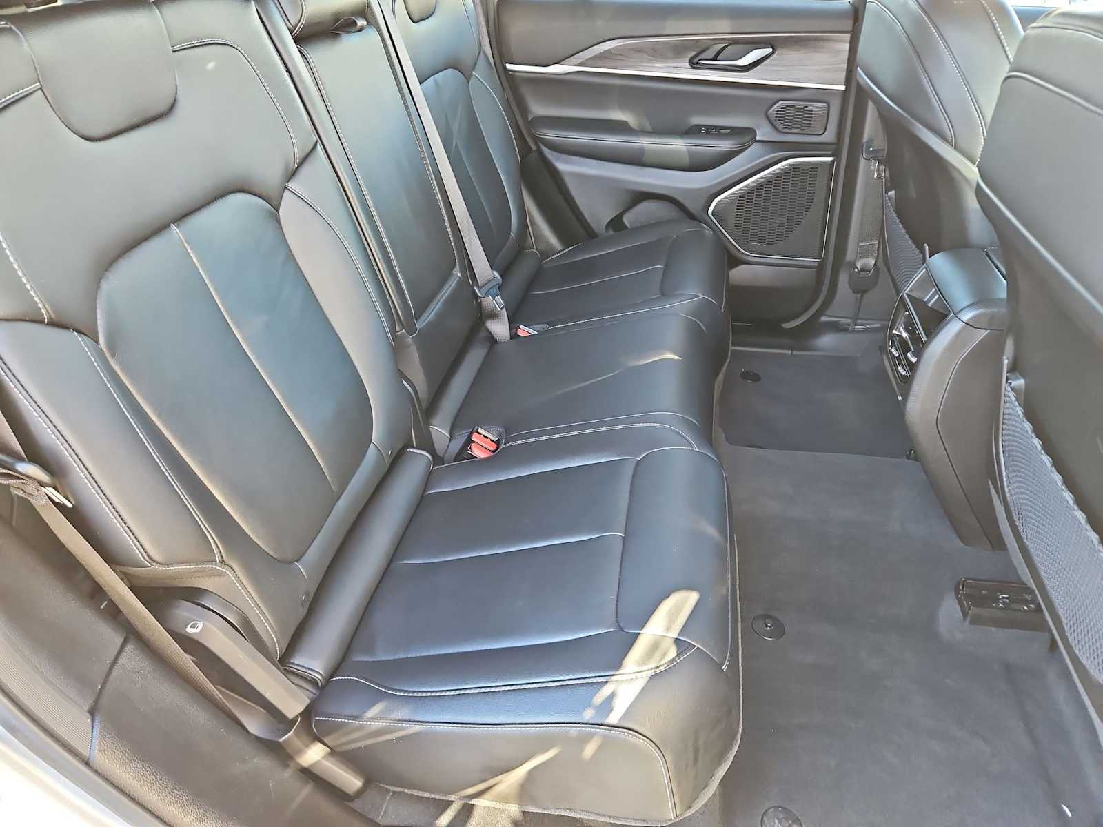 Thumbnail: 2022 Jeep Grand Cherokee - 22