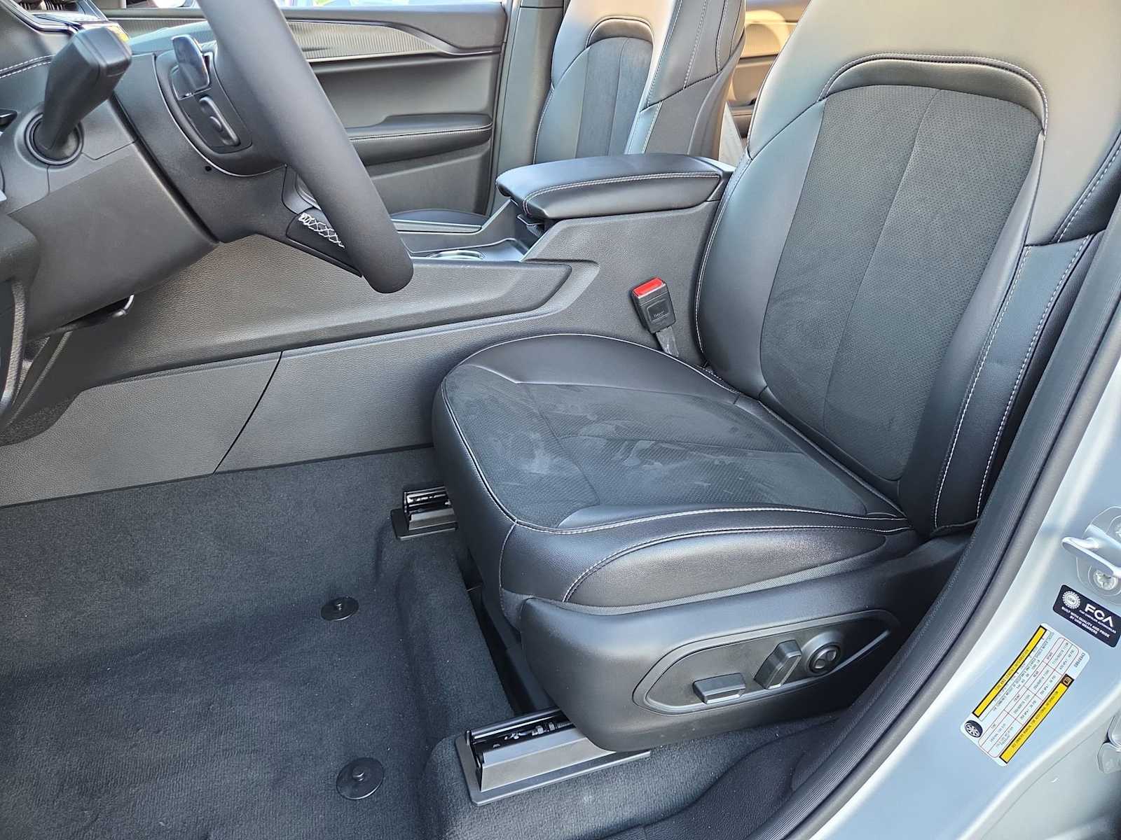 Thumbnail: 2025 Jeep Grand Cherokee L - 15