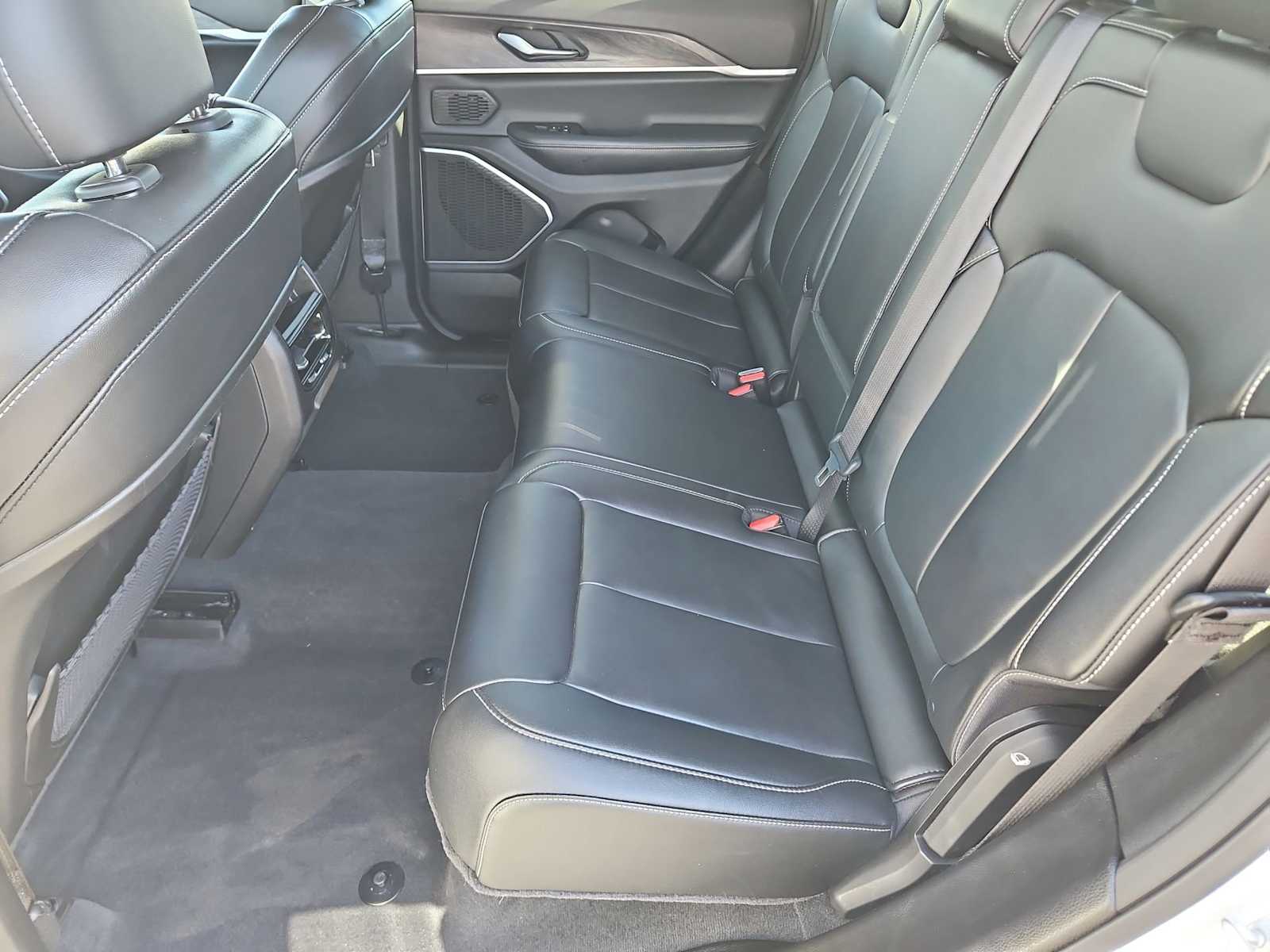 Thumbnail: 2022 Jeep Grand Cherokee - 21