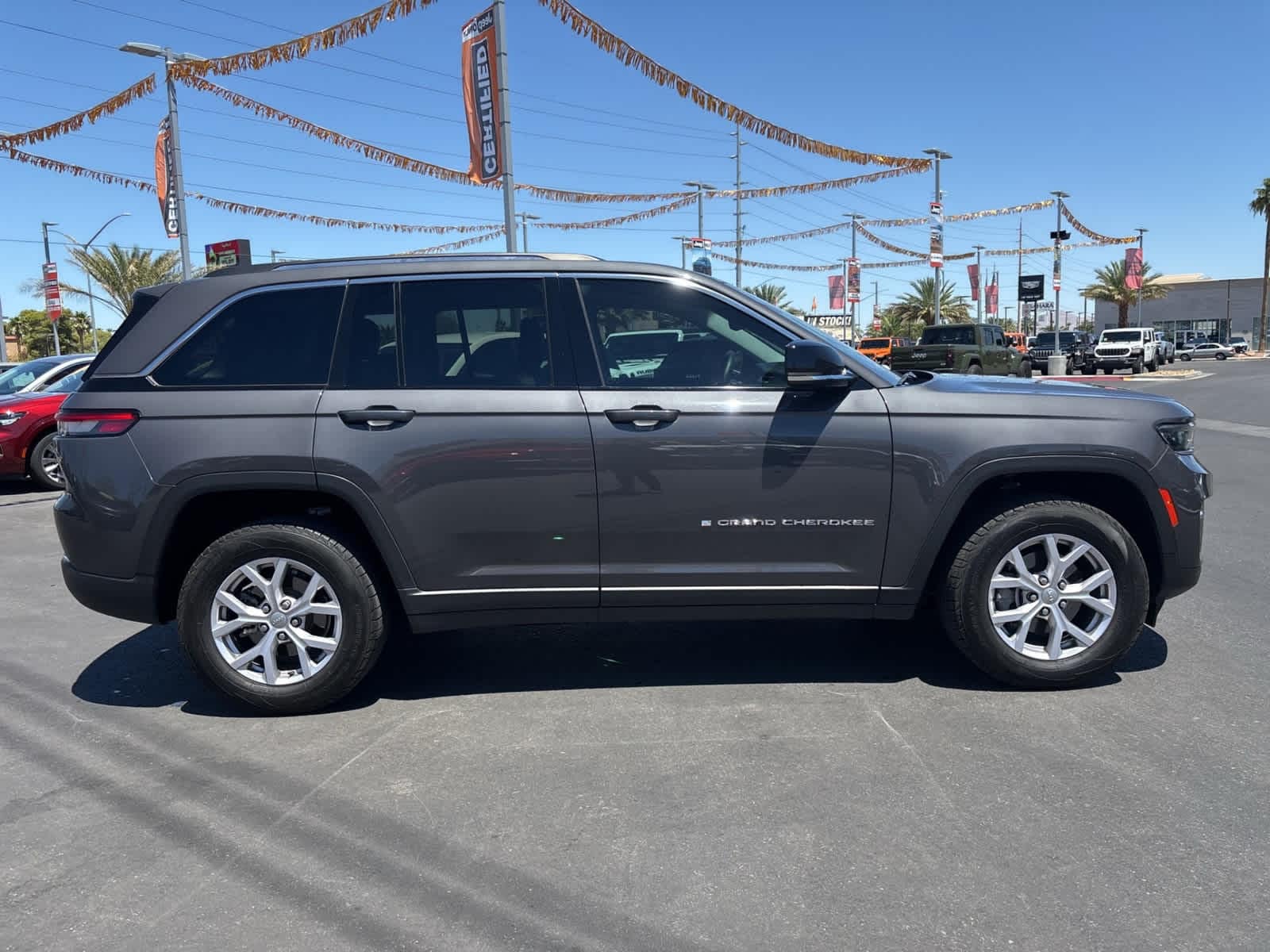 Thumbnail: 2022 Jeep Grand Cherokee - 5