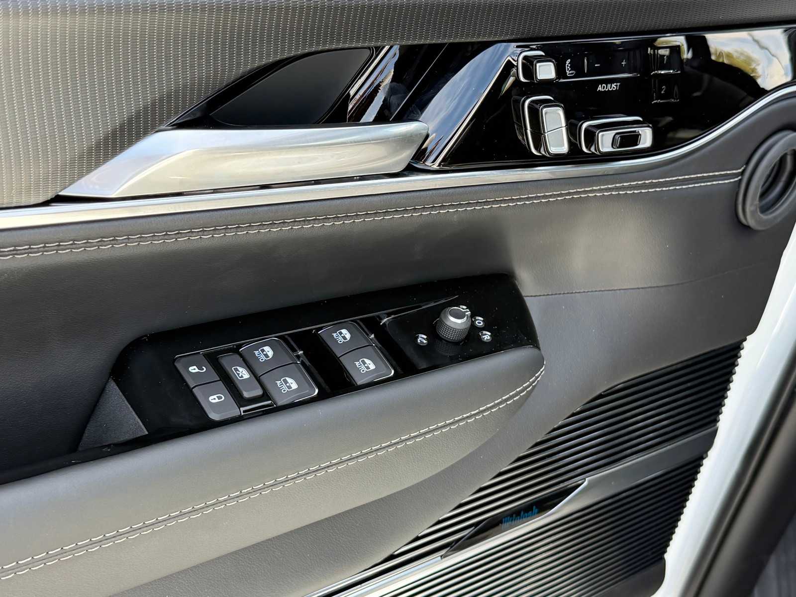 Thumbnail: 2026 Jeep Grand Wagoneer L - 10