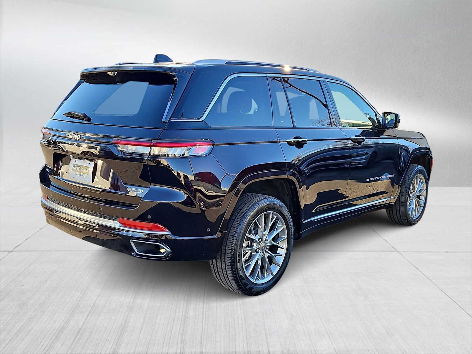 Thumbnail: 2022 Jeep Grand Cherokee - 8