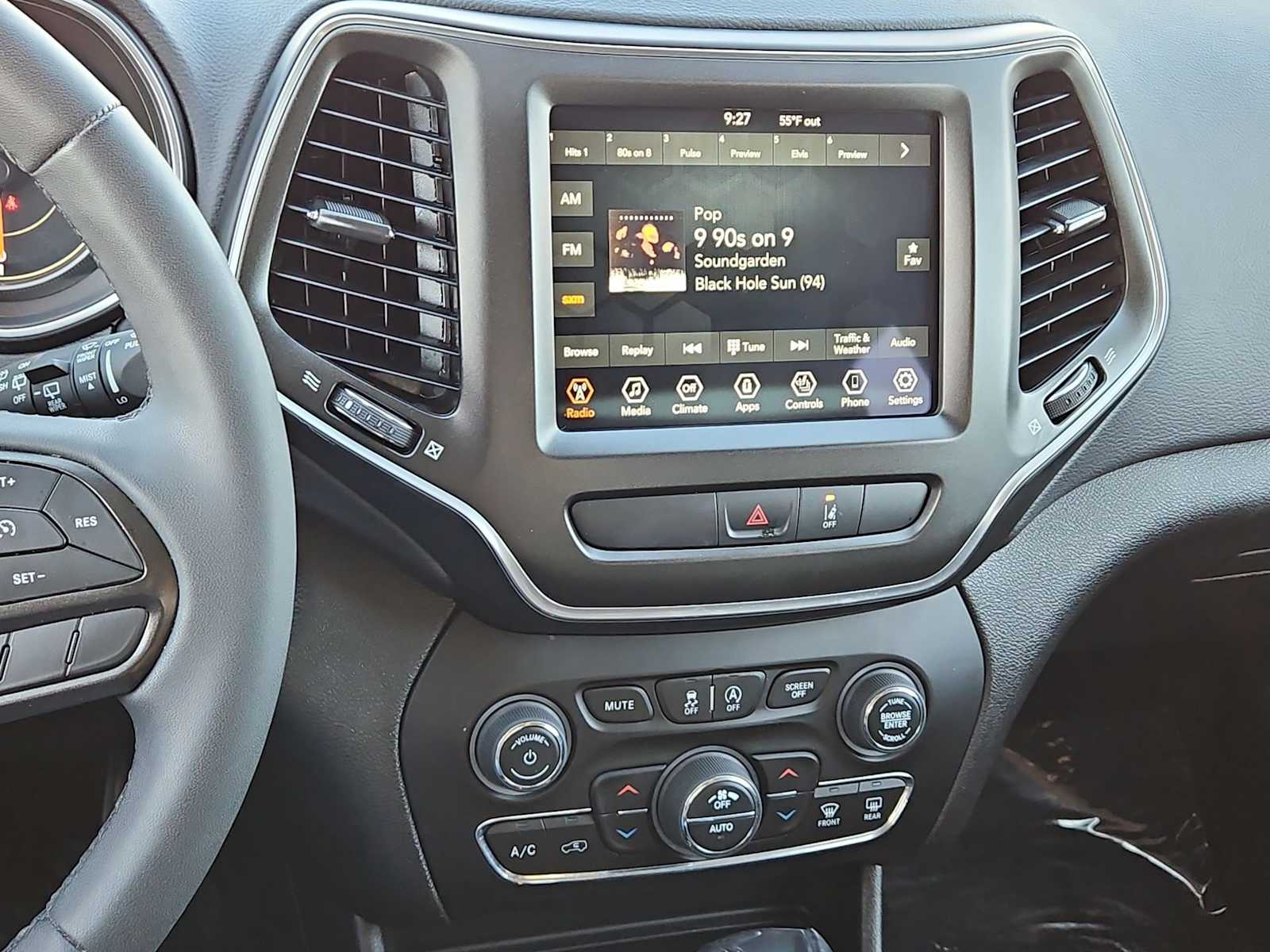 Thumbnail: 2022 Jeep Cherokee - 28