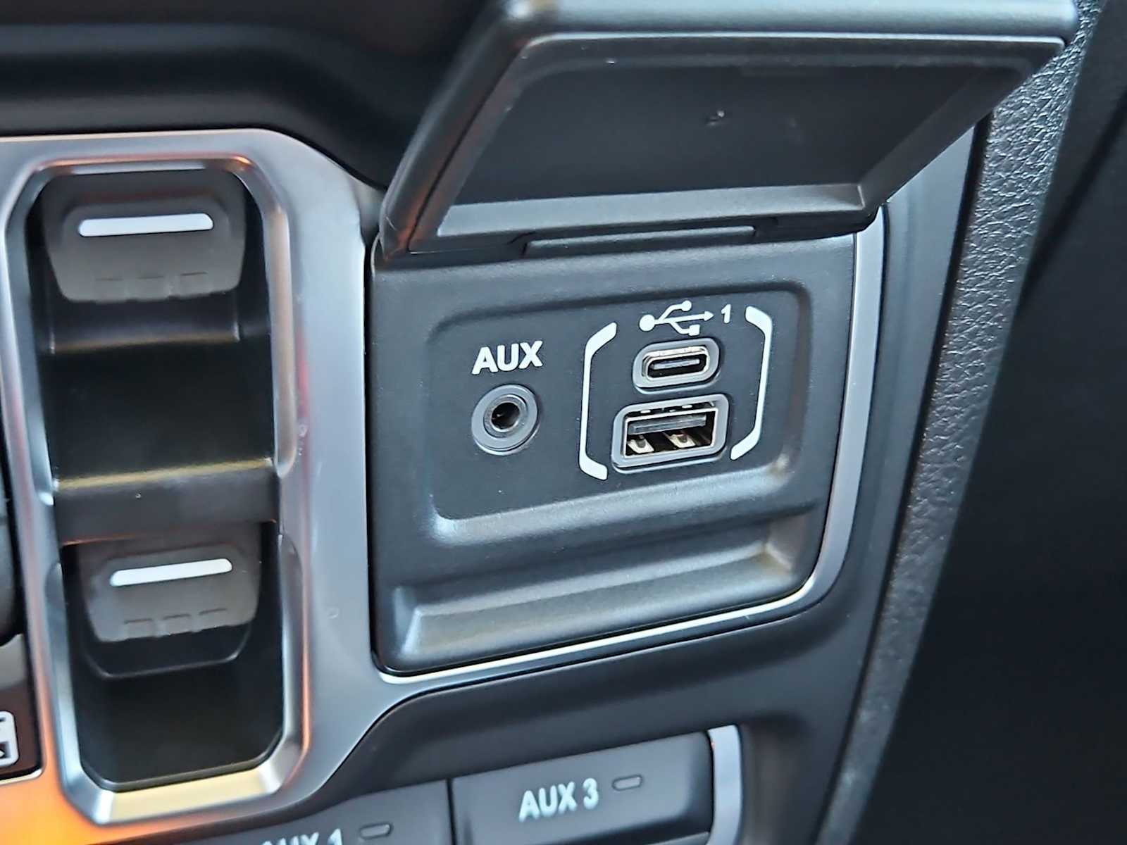 Thumbnail: 2025 Jeep Gladiator - 29