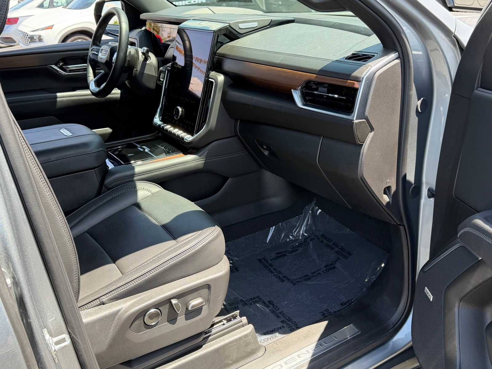 Thumbnail: 2025 GMC Yukon XL - 28