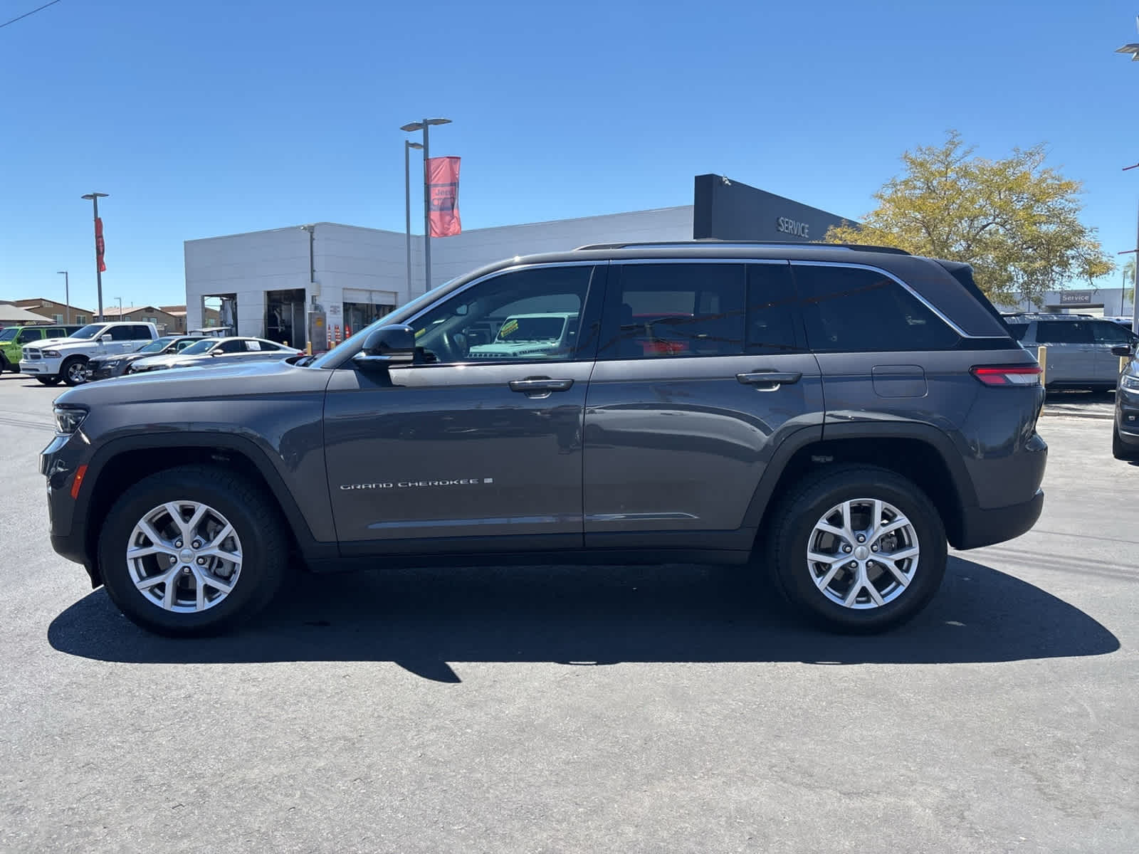 Thumbnail: 2022 Jeep Grand Cherokee - 6