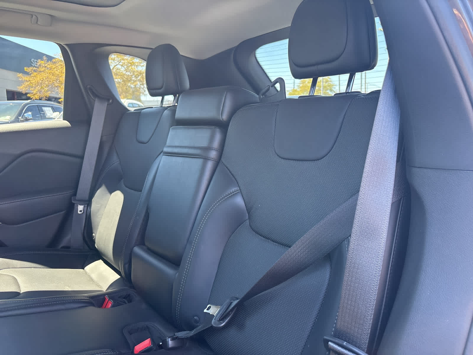Thumbnail: 2019 Jeep Cherokee - 11