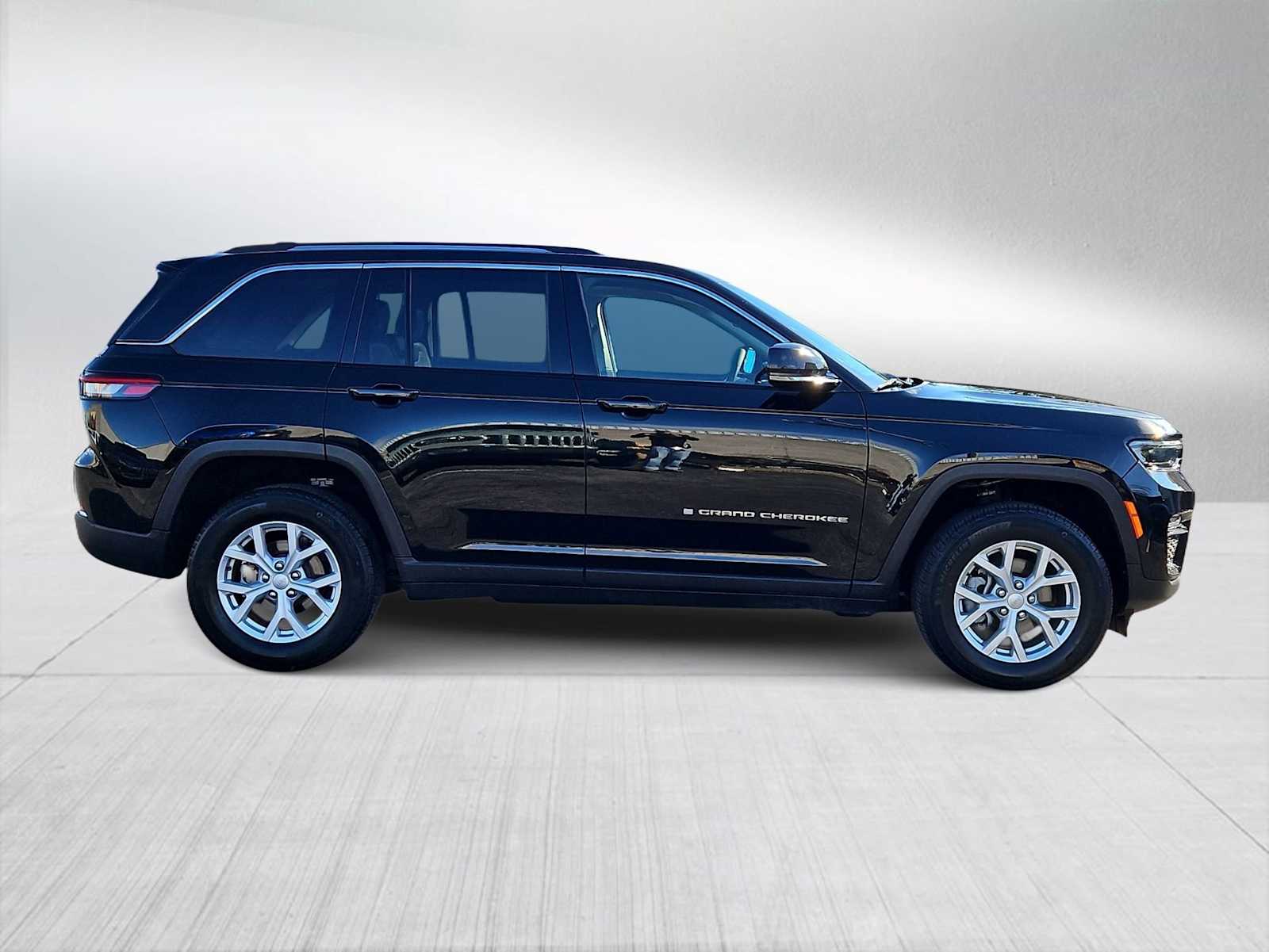 Thumbnail: 2023 Jeep Grand Cherokee - 9