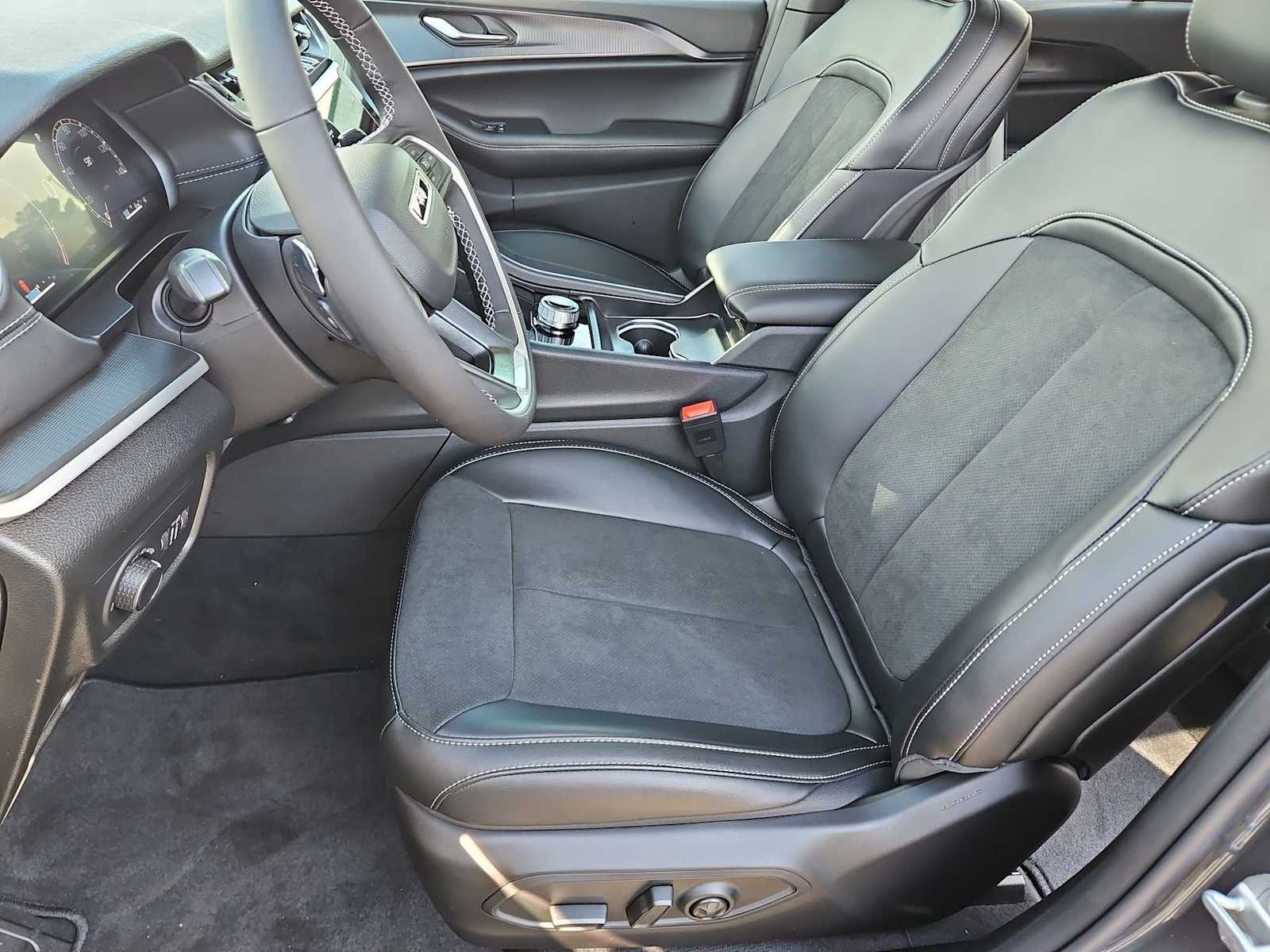 Thumbnail: 2025 Jeep Grand Cherokee - 16