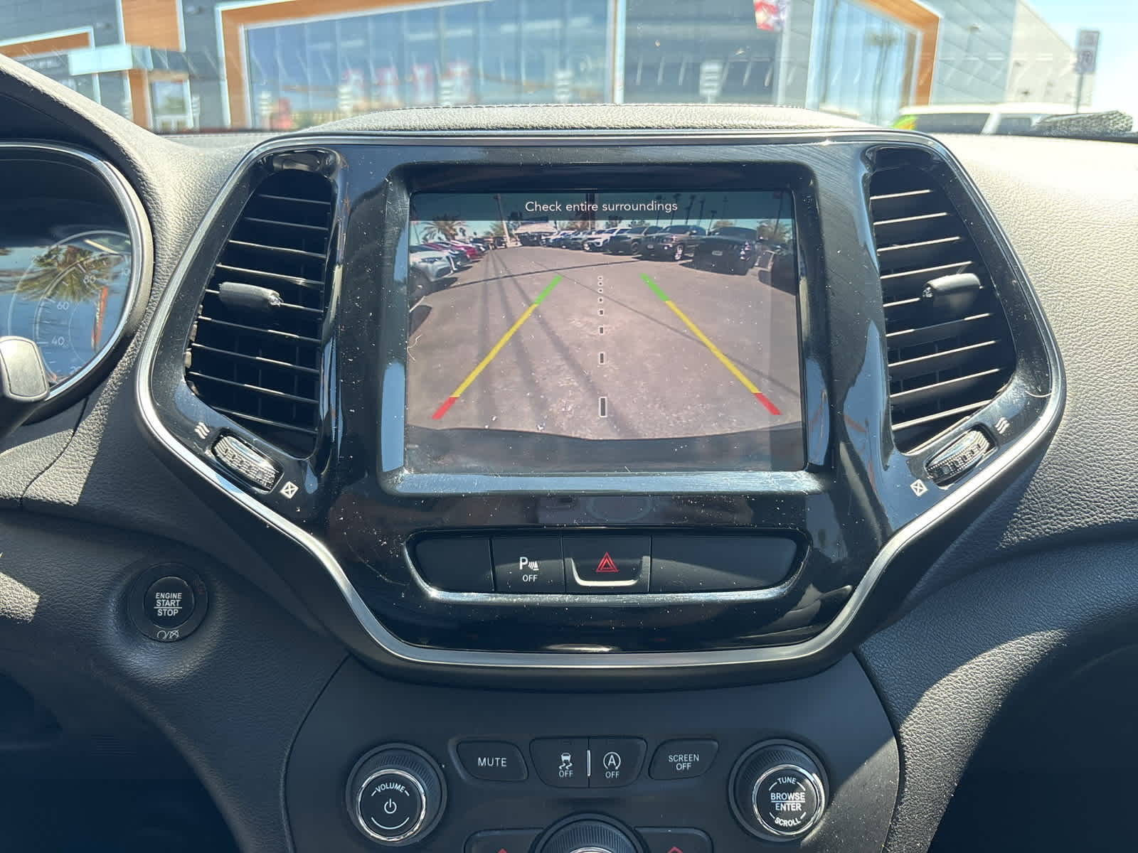 Thumbnail: 2019 Jeep Cherokee - 15