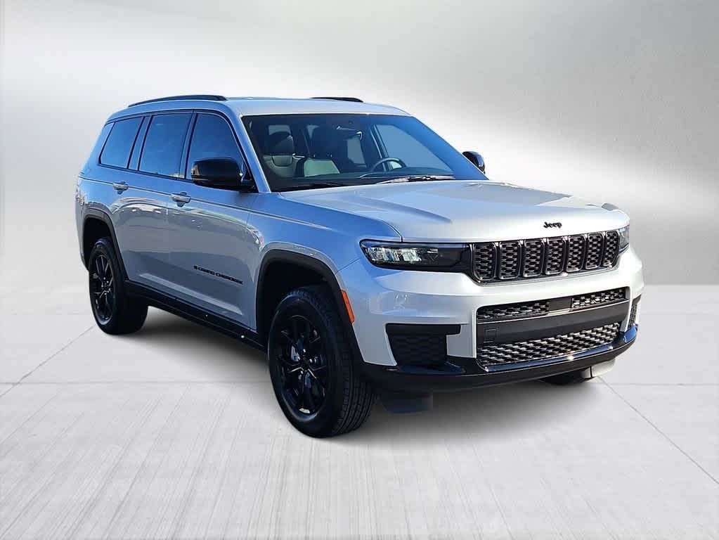 2025 Jeep Grand Cherokee Altitude photo 2