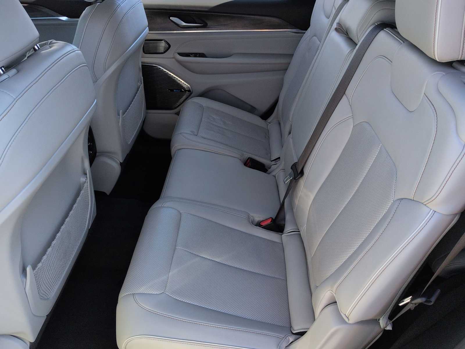 Thumbnail: 2022 Jeep Grand Cherokee L - 21