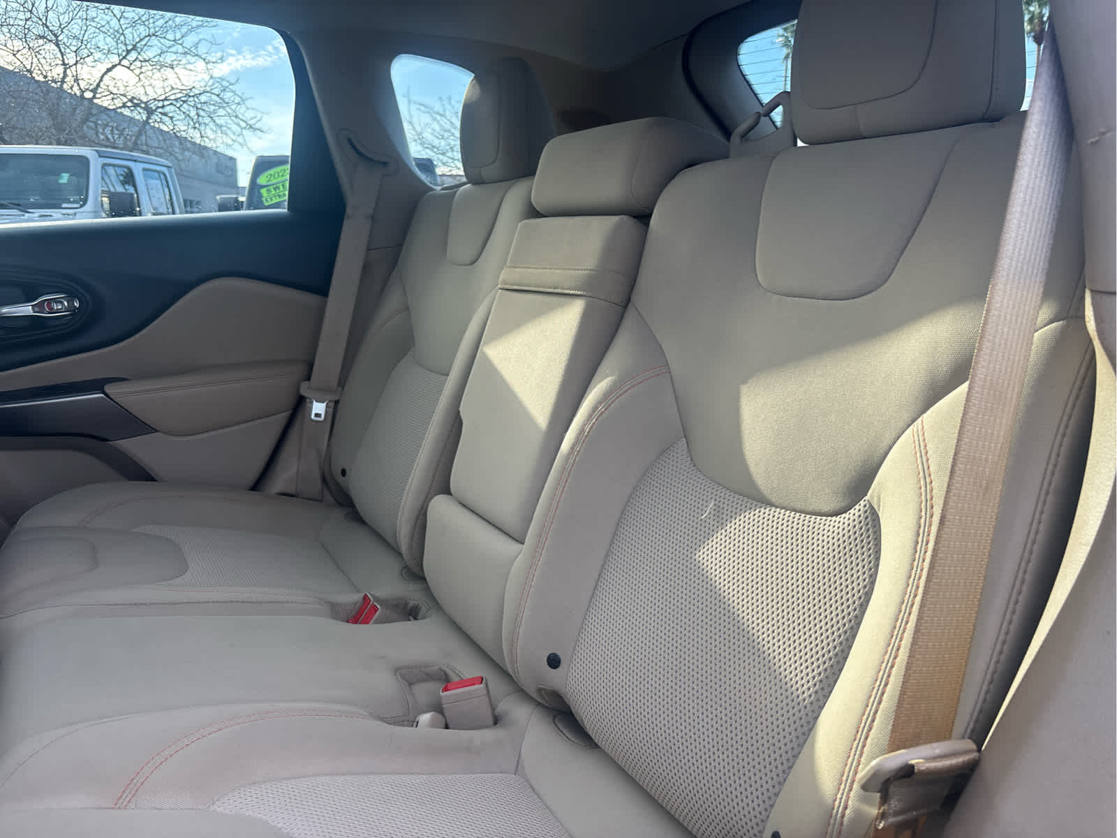 Thumbnail: 2019 Jeep Cherokee - 11