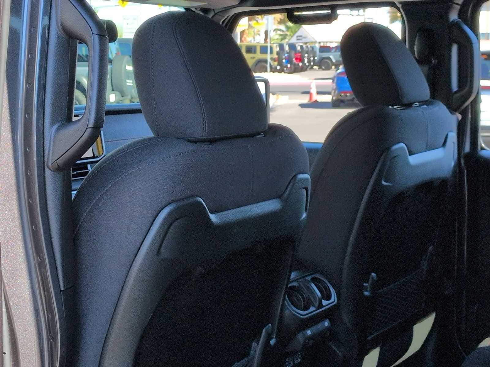 Thumbnail: 2025 Jeep Gladiator - 18