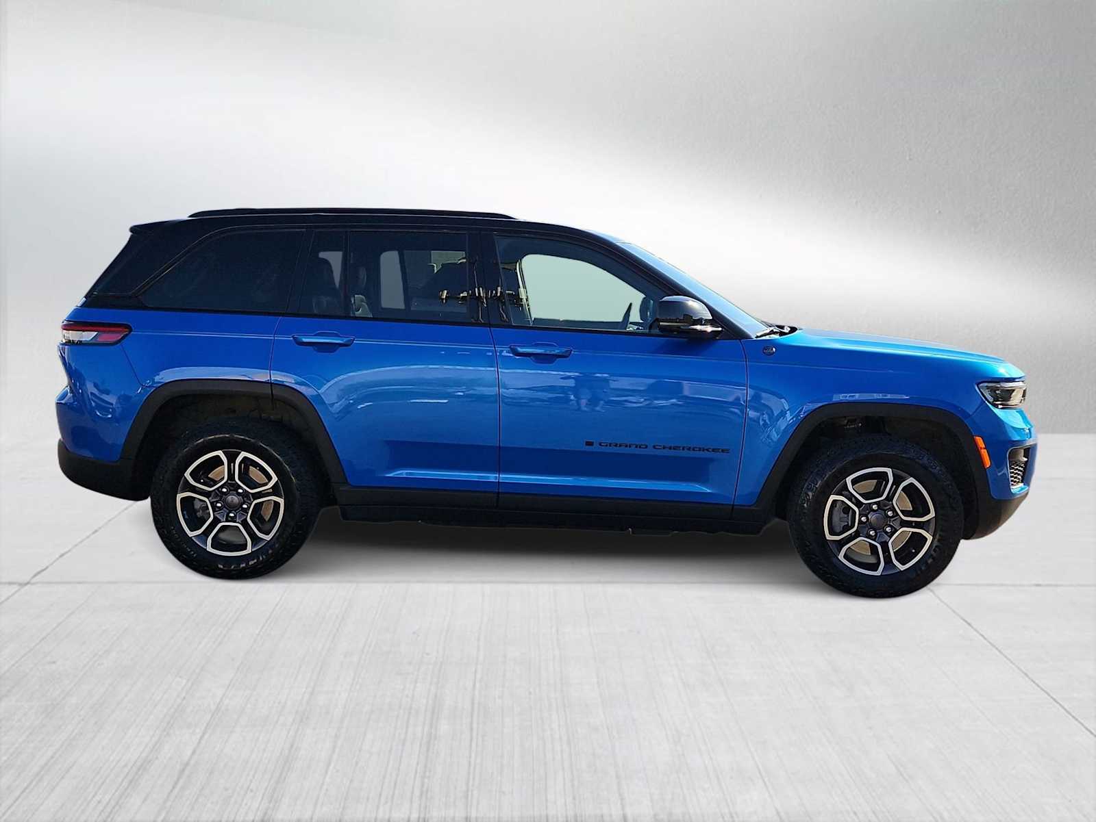 Thumbnail: 2022 Jeep Grand Cherokee - 9