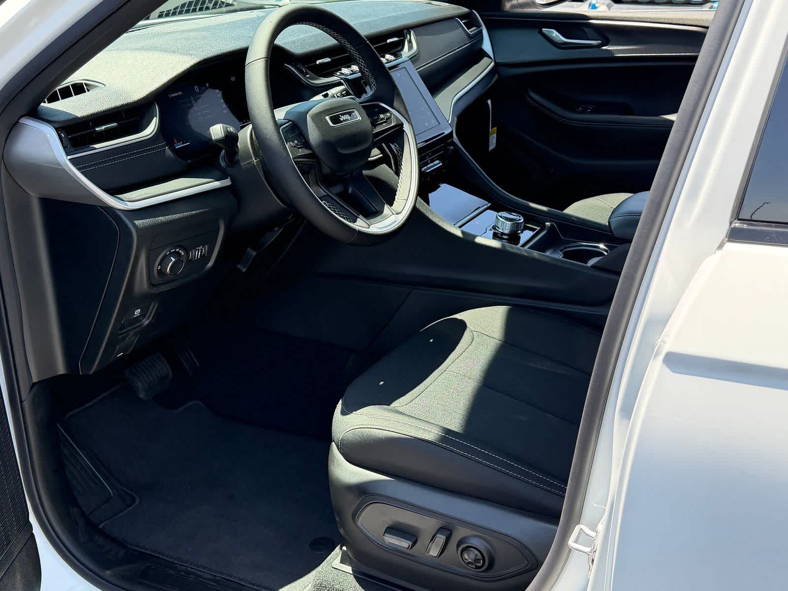 Thumbnail: 2026 Jeep Grand Cherokee L - 9