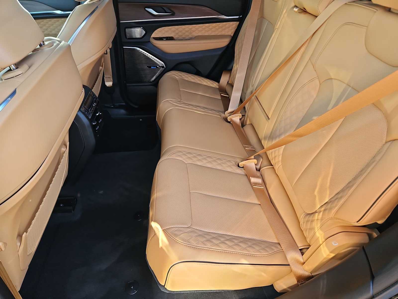 Thumbnail: 2022 Jeep Grand Cherokee - 21