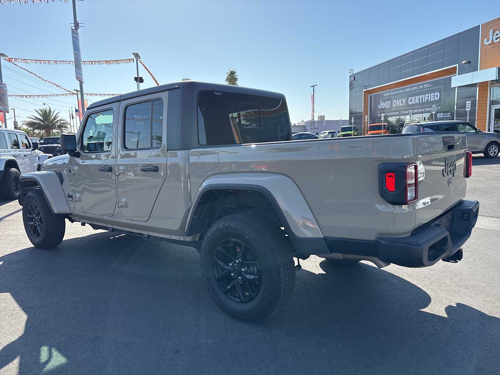Thumbnail: 2022 Jeep Gladiator - 7