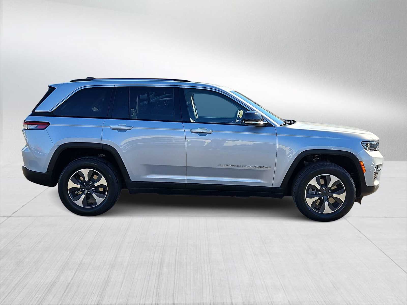 Thumbnail: 2023 Jeep Grand Cherokee - 9