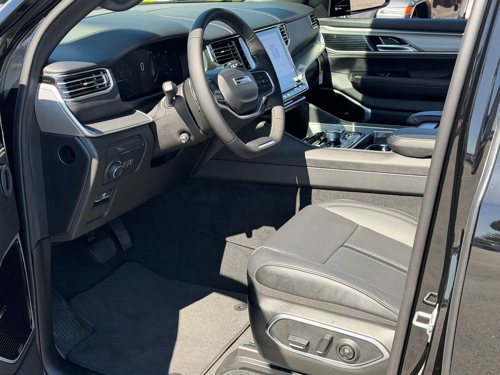 Thumbnail: 2026 Jeep Grand Wagoneer - 9