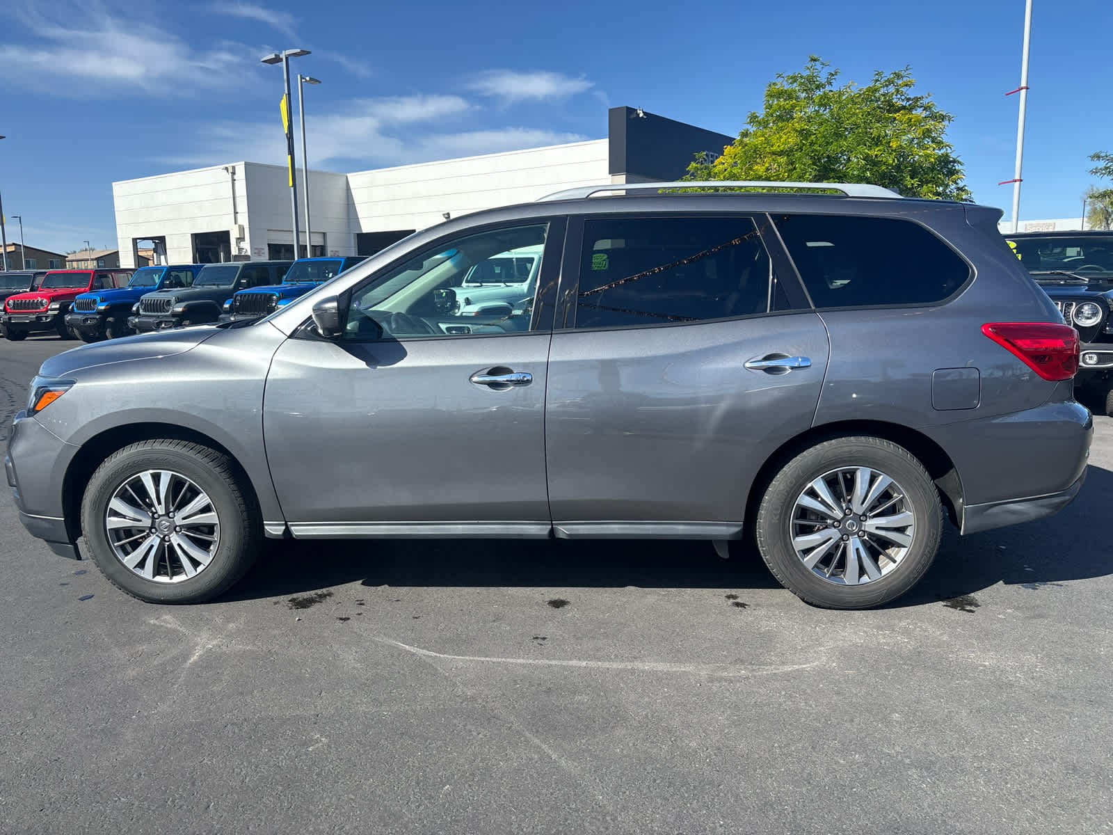 Thumbnail: 2020 Nissan Pathfinder - 8