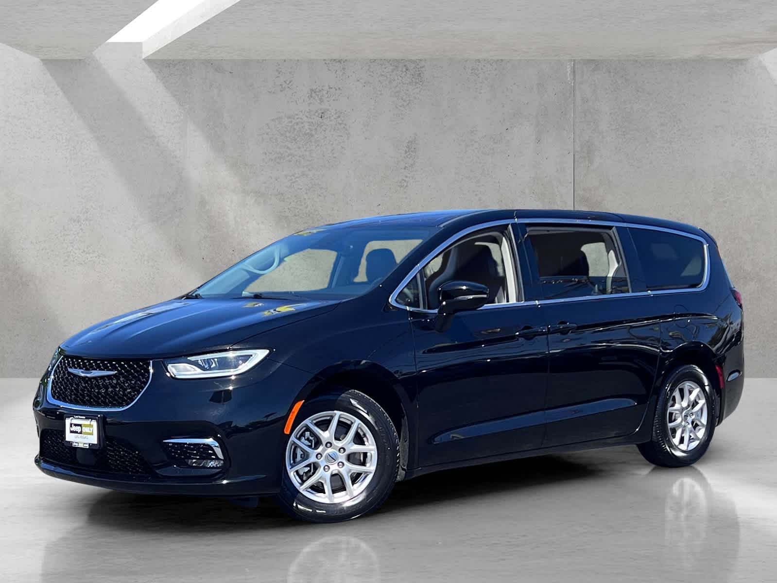 2024 Chrysler Pacifica Touring L's photo