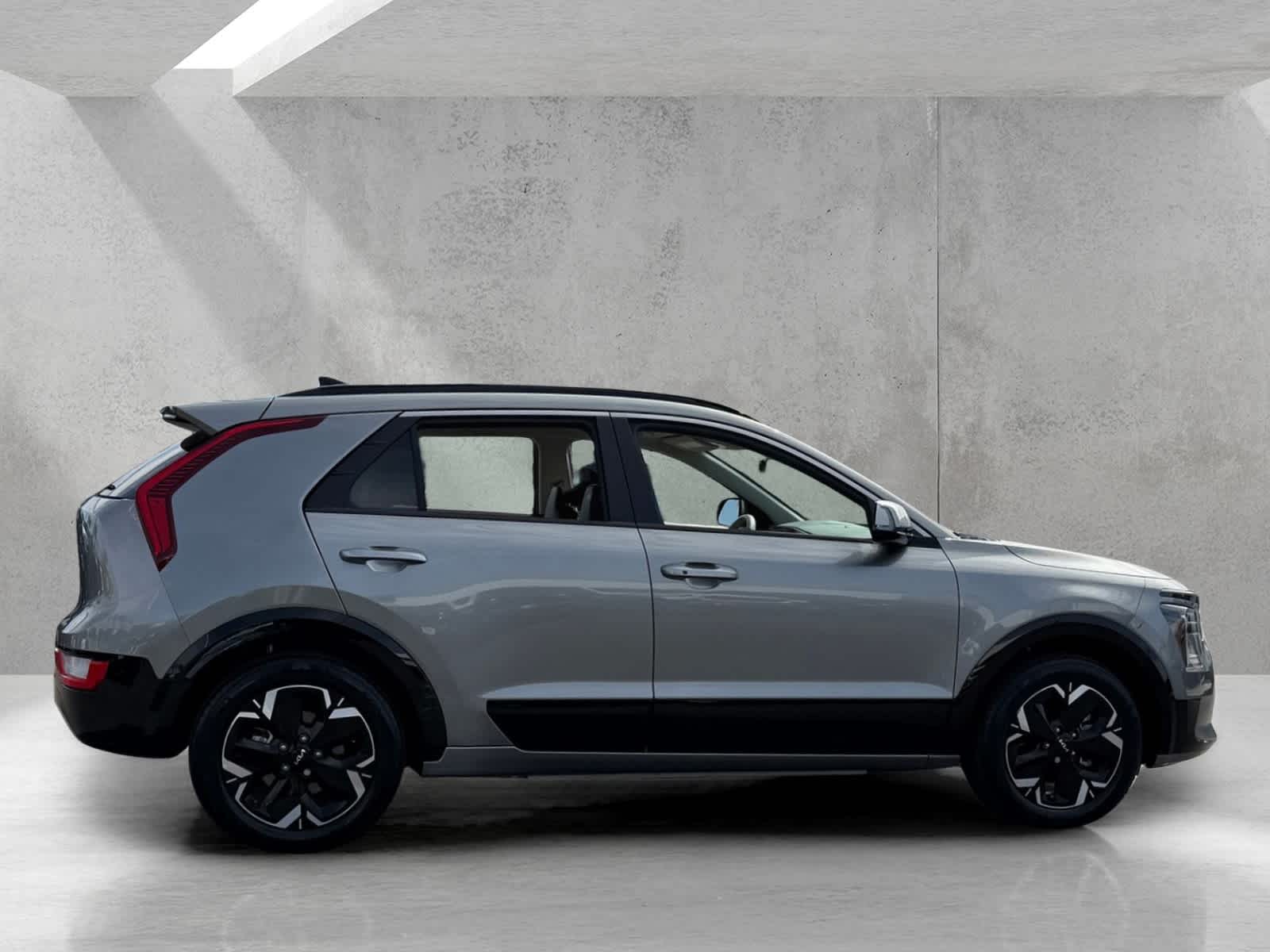 Thumbnail: 2023 Kia Niro - 8