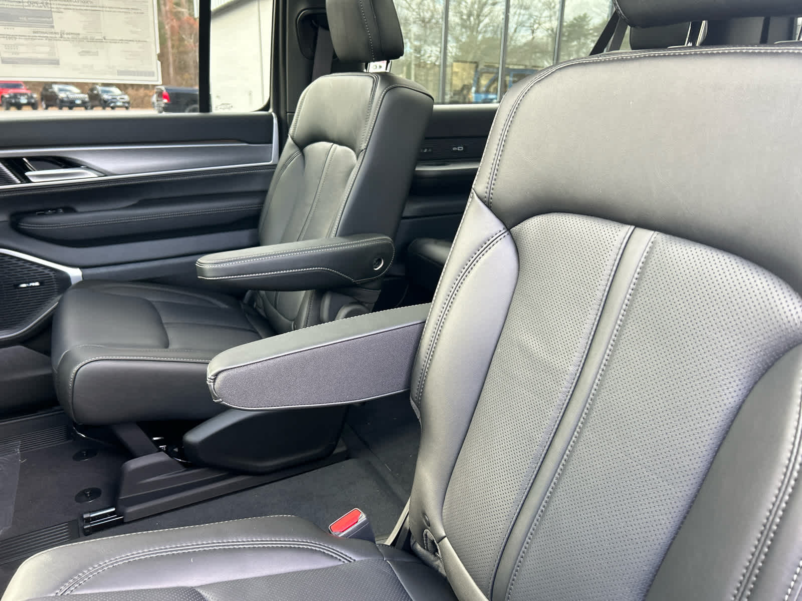 2025 Jeep Wagoneer L Series II - Photo 44
