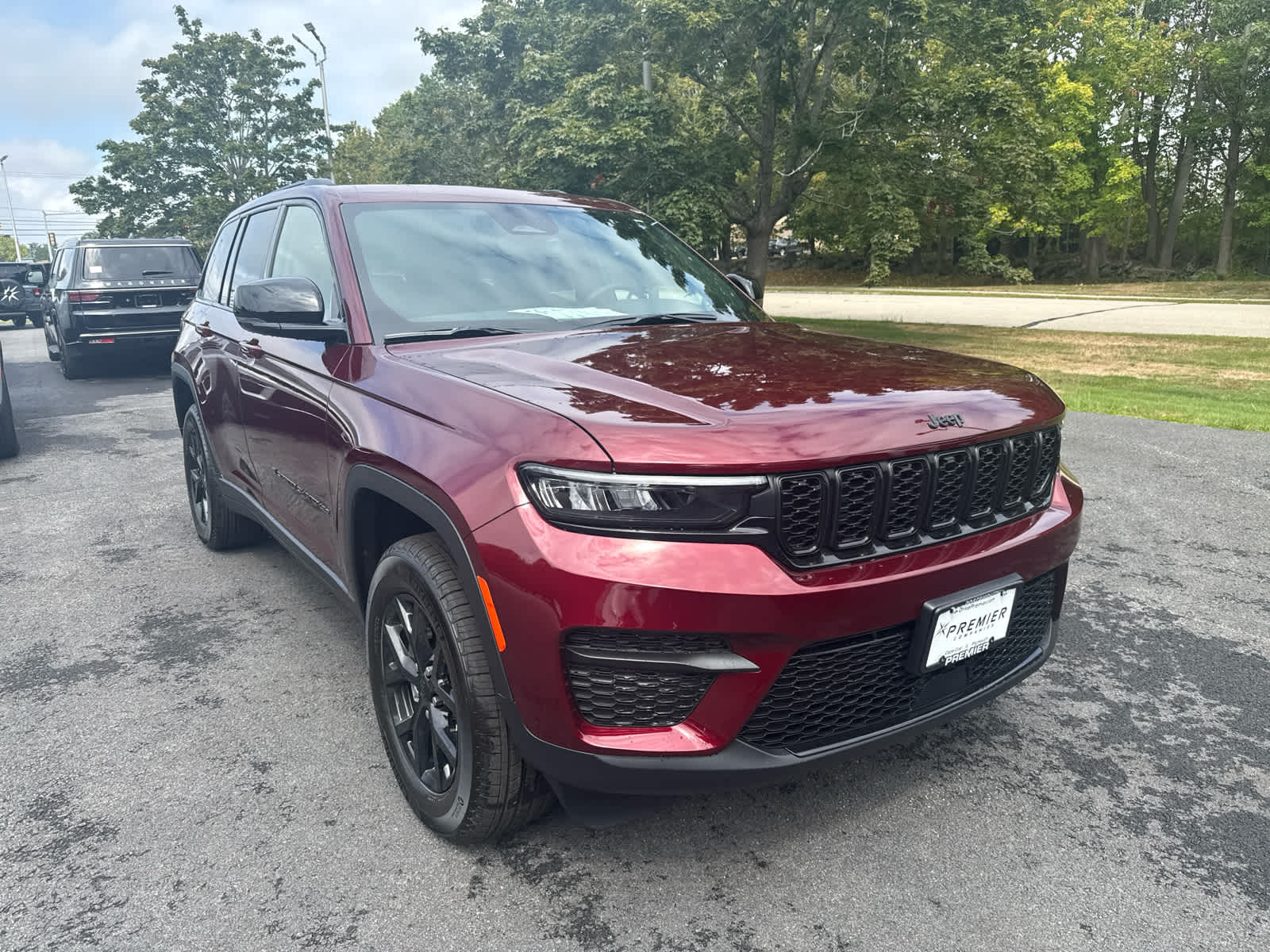 2025 Jeep Grand Cherokee Altitude photo 2