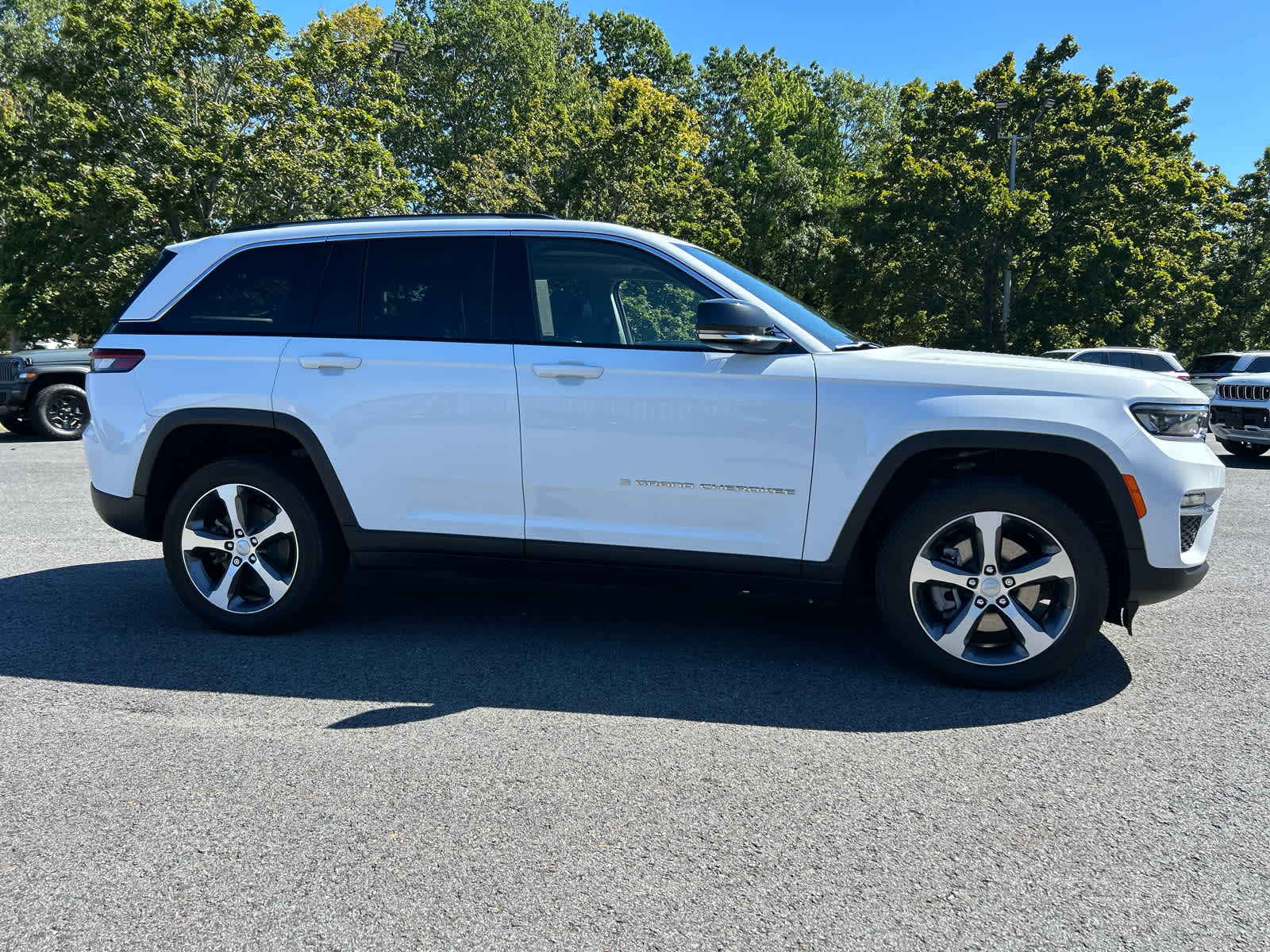 2023 Jeep Cherokee 4xe Base photo 2