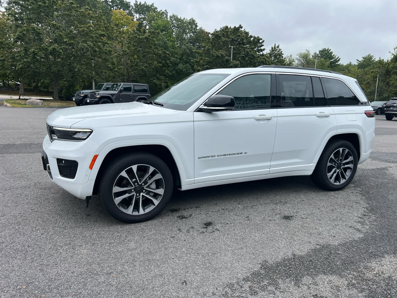 2025 Jeep Grand Cherokee Overland photo 2