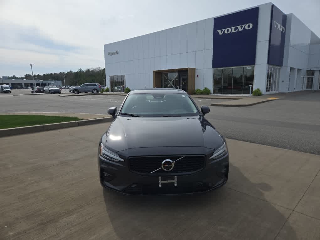 2024 Volvo S60 B5 Plus photo 2