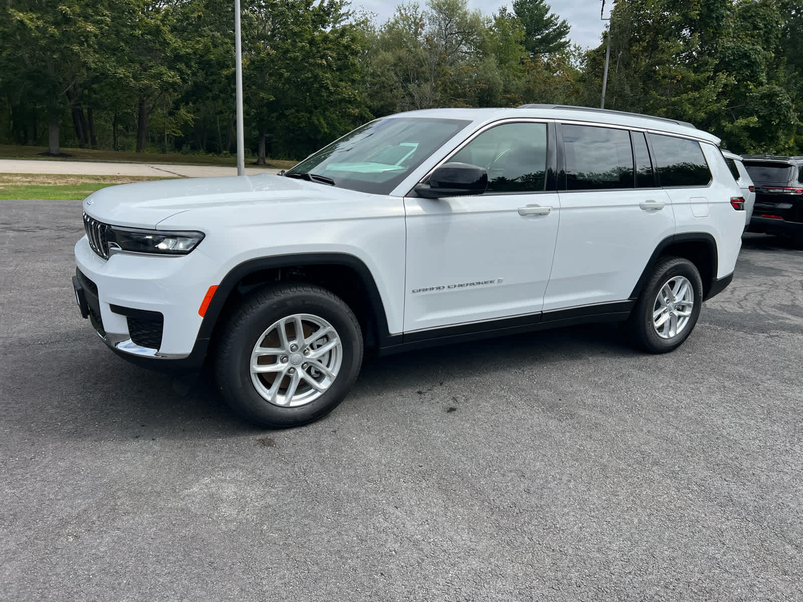 2025 Jeep Grand Cherokee Laredo photo 3