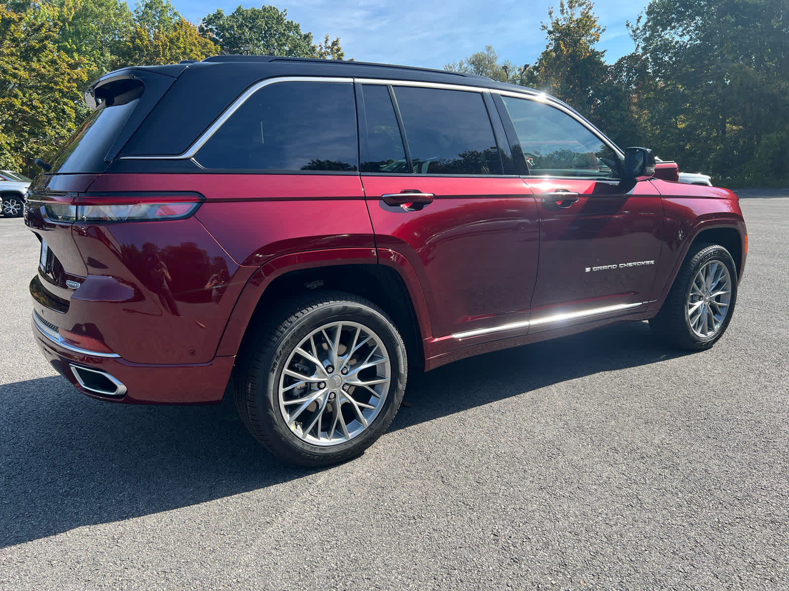 2025 Jeep Grand Cherokee Summit photo 3